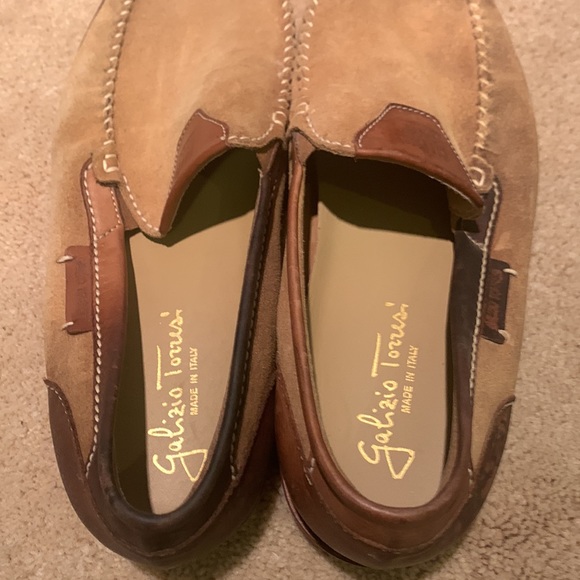 Some discoloration on right shoe from oil leaking in suitcase. Worn only twice - Picture 6 of 9